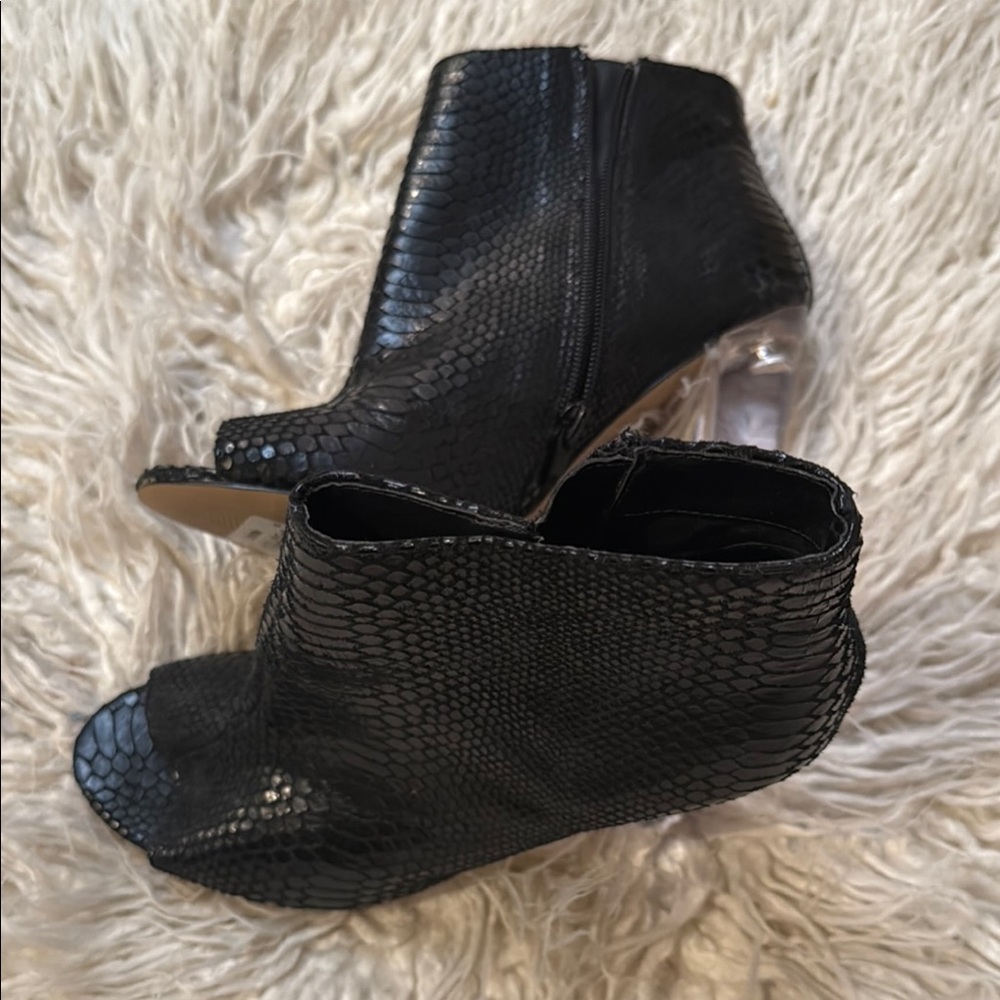 Elegant NEW Steve Madden Black Ankle Boots